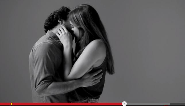 Почему видео о первом поцелуе стало таким популярным